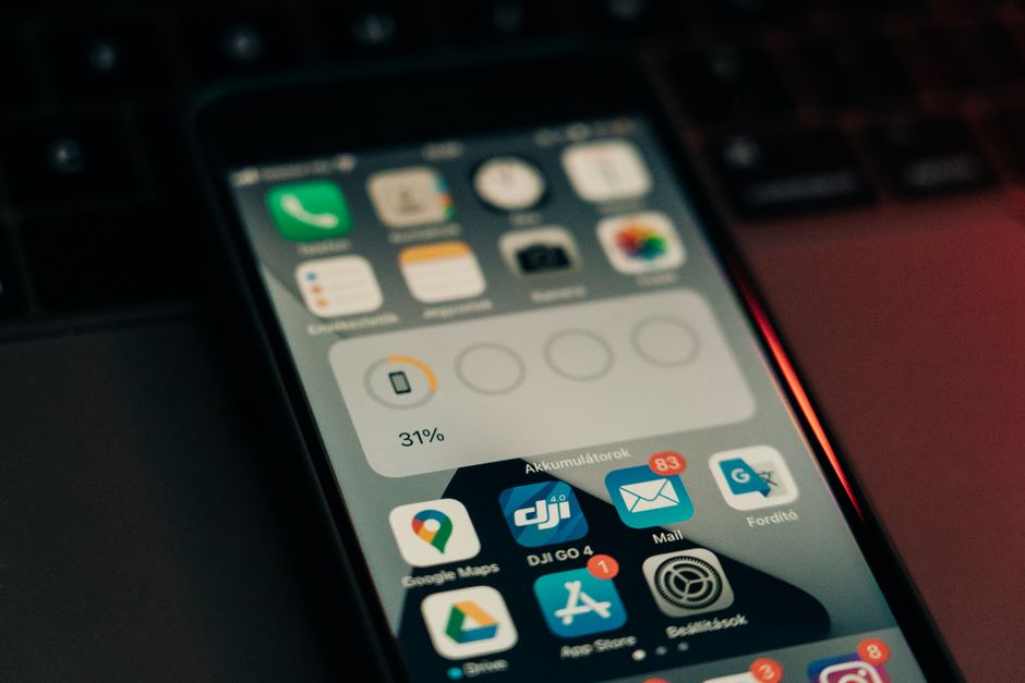 Come cambia l'autonomia di batteria di uno smartphone nei primi 12 mesi